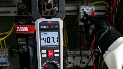 Die VC-771 PV ist die erste Stromzange von Voltcraft, die extrem hohe Ströme und Spannungen, wie sie beispielsweise in PV-Anlagen auftreten, präzise messen kann.