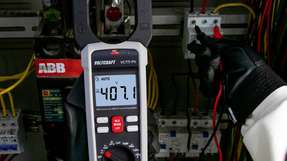 Die VC-771 PV ist die erste Stromzange von Voltcraft, die extrem hohe Ströme und Spannungen, wie sie beispielsweise in PV-Anlagen auftreten, präzise messen kann.