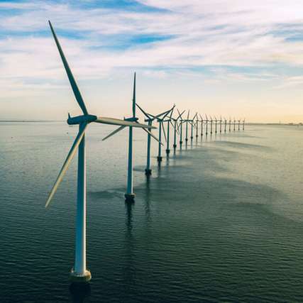 Mithilfe von Satellitendaten können Offshore-Windturbinen weltweit erfasst werden. Dadurch sind der Ausbau, die Leistung und die regionalen Schwerpunkte der Windenergie auf See vergleichbar.