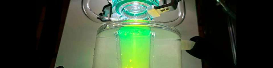 Es gibt neue Möglichkeiten für eine effiziente Wasserstoffproduktion aus Sonnenenergie, bei der das seltene Metall Platin nicht verwendet wird. In einem Reaktor im Chemielabor der Chalmers University of Technology in Schweden sind die entstehenden Wasserstoffgasblasen mit bloßem Auge gut zu erkennen, was darauf hindeutet, dass die Photokatalyse effizient abläuft. 