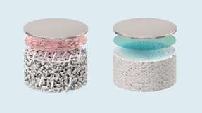 Links: Poröser Festelektrolyt, durch den Lithium-Dendriten (grau) bis zur Lithiumoberfläche (silbern) vordringen können; die Grenzfläche ist nur durch eine natürliche Grenzschicht (rosa) geschützt. Rechts: Am Paul-Scherrer-Institut hergestellter, dicht gesinterter Festelektrolyt mit stabilisierender Lithiumfluorid-Beschichtung (blau), die das Eindringen von Dendriten verhindert und die Lithiumoberfläche schützt.