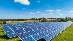 Trotz steigender Stromerzeugung kommt der Photovoltaik-Ausbau in Deutschland nicht schnell genug voran, um die gesetzlich verankerten Klimaziele für 2030 sicher zu erreichen.