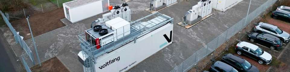 Der 20-MWh-Großspeicher in Alsdorf stabilisiert das Mittelspannungsnetz, liefert Regelenergie und trägt zur lokalen Wertschöpfung sowie zur Integration erneuerbarer Energien bei.