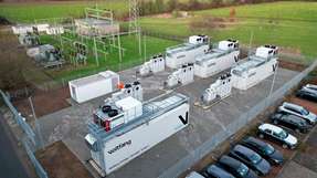 Der 20-MWh-Großspeicher in Alsdorf stabilisiert das Mittelspannungsnetz, liefert Regelenergie und trägt zur lokalen Wertschöpfung sowie zur Integration erneuerbarer Energien bei.