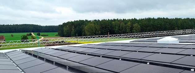 Leichtbau-PV: Die Erschließung lastkritischer Dächer ist weniger eine Frage der verfügbaren Fläche als der richtigen Systementscheidung.