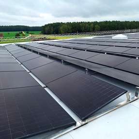 Leichtbau-PV: Die Erschließung lastkritischer Dächer ist weniger eine Frage der verfügbaren Fläche als der richtigen Systementscheidung.