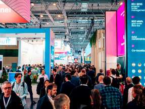 Volle Messehallen auf der E-world: Internationale Fachbesucher informieren sich über Lösungen rund um Energiewende, KI, Speicher und Sicherheit.