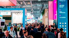 Volle Messehallen auf der E-world: Internationale Fachbesucher informieren sich über Lösungen rund um Energiewende, KI, Speicher und Sicherheit.