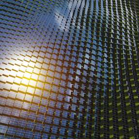 Forscher des Institute of Science and Technology Austria (ISTA) erklären, warum Perowskit-Solarzellen trotz vieler Defekte effizient sind.