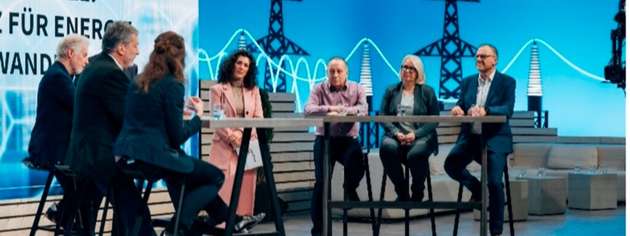 Diskussionsrunde mit Katharina Figge (Condensator Dominit), Harald Weinert (Mercedes-Benz Group), Frank Schätzing (Bestsellerautor und Sachbuchautor), Werner Henke (Sachkundiger für EMV-Messtechnik), Claudia Lorenz (ZVEI) und Henning Karl (ENERVIE Vernetzt). Moderiert von Evren Gezer (Moderatorin bei Hit Radio FFH) & Tofas Florinas (Produkt Marketing Manager Software bei Janitza)