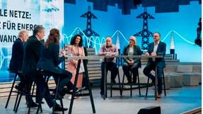 Diskussionsrunde mit Katharina Figge (Condensator Dominit), Harald Weinert (Mercedes-Benz Group), Frank Schätzing (Bestsellerautor und Sachbuchautor), Werner Henke (Sachkundiger für EMV-Messtechnik), Claudia Lorenz (ZVEI) und Henning Karl (ENERVIE Vernetzt). Moderiert von Evren Gezer (Moderatorin bei Hit Radio FFH) & Tofas Florinas (Produkt Marketing Manager Software bei Janitza)