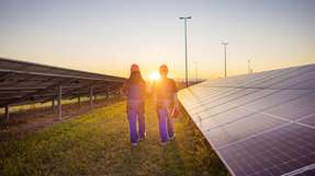 PV-Batteriespeicher-Hybridkraftwerk in Zerbst/Anhalt: Eine Sammelstation sowie Mittelspannungsschaltanlagen ermöglichen die Anbindung, den Schutz und die Fernsteuerung über Modbus TCP ins SCADA-System.