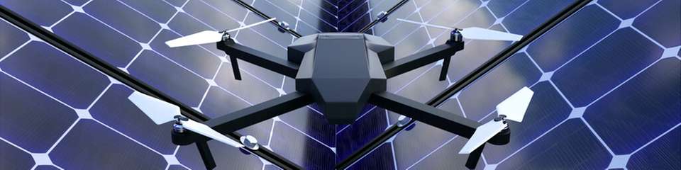 Drohnen patrouillieren über den Solarmodulen, erstellen Detailbilder und bündeln diese zu Orthomosaiken. Mithilfe von KI und Wärmebild-Überlagerung werten sie die Bilder zur Defekterkennung aus.