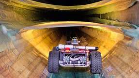 Autonome Roboter sollen die Rotorblätter von innen inspizieren: So könnte der Einsatz der von EduArt Robotik entwickelten mobilen Plattform aussehen.