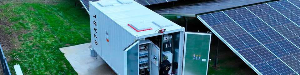 Die Installation des Batteriespeichers erfolgt auf der Projektfläche am Standort Eisenach. Die Lastspitzen sinken von 790 auf 340 kW, der Eigenverbrauch liegt bei fast 100 Prozent.