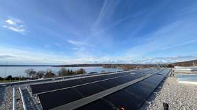 Pilotprojekt am Ammersee: Auf dem Schuldach in Herrsching liefern die neuen Kollektoren der TWL-Technologie regenerative Wärme und Strom. 
