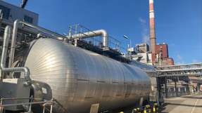 Die Power-to-Heat-Anlage am Standort Lenzing (14 MW) wandelt erneuerbaren Strom in Prozesswärme um und ist in einen Wärmeverbund sowie in den Regelenergiemarkt integriert.