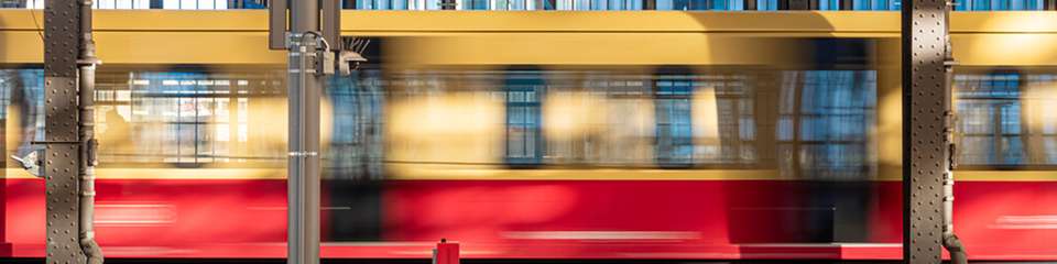 Die beim Bremsen der S-Bahn entstehende Energie soll über die Stromschiene in einen Schwungmassespeicher fließen und später zur Netzunterstützung zurückgespeist werden.