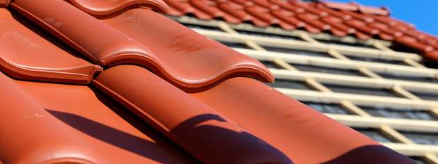 Gewöhnliche Dachziegel sind ein vertrauterer und beliebterer Anblick als PV-Module. Mit den Folien können sich nun letztere als erstere tarnen.