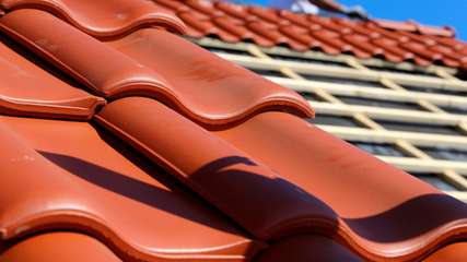 Gewöhnliche Dachziegel sind ein vertrauterer und beliebterer Anblick als PV-Module. Mit den Folien können sich nun letztere als erstere tarnen.