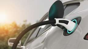 Das Projekt HiPower 5.0 zielt darauf ab, den Onboard-Charger in Elektrofahrzeugen deutlich zu verkleinern. GaN-Schalter und Embedding sollen die Effizienz erhöhen und den Platzbedarf verringern.