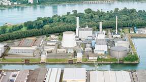 Luftaufnahme des RheinEnergie-Standorts Köln-Niehl am Niehler Hafen: Hier entsteht Europas größte Flusswasser-Wärmepumpe mit 150 Megawatt Leistung – Betriebsbeginn 2028.