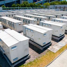 Batteriespeicher speichern überschüssigen Solar- und Windstrom zwischen, reduzieren Netzengpässe und verringern die Notwendigkeit kostspieliger Eingriffe in das Stromsystem.