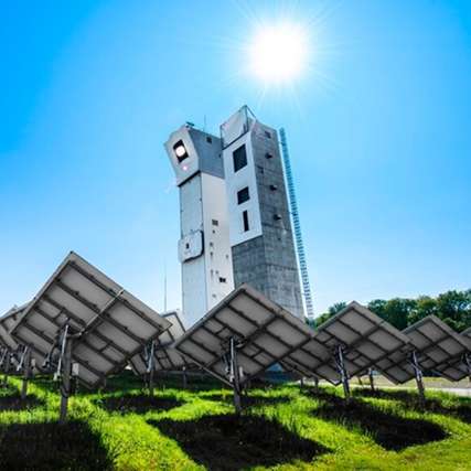 Die Solartürme in Jülich: Hier testen und entwickeln Forschende des Deutschen Zentrums für Luft- und Raumfahrt (DLR) gemeinsam mit Industrieunternehmen Komponenten und Systeme für kommerzielle solarthermische Kraftwerke.