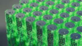 Die Entgasung und Versiegelung sind zentrale Schritte in der Produktion von Batteriezellen. Festo-Pneumatikzylinder und -Spindelachsen steuern das Absaugen von Formiergas und die Handhabung der Zellen. 