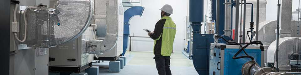 Beim Retrofit industrieller Abluftanlagen werden bestehende Komponenten überarbeitet, Luftmengen neu ausgelegt und Energieverbräuche gezielt gesenkt – und das, ohne dass eine vollständige Anlage neu gebaut werden muss.