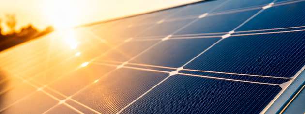Gekapseltes 50-W-DC/DC-Konvertermodul für Leiterplatten, das für Eingangsspannungen von 80 bis 750 VDC in Solar- und Industrieanwendungen ausgelegt ist.