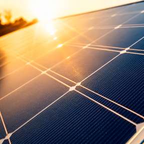Gekapseltes 50-W-DC/DC-Konvertermodul für Leiterplatten, das für Eingangsspannungen von 80 bis 750 VDC in Solar- und Industrieanwendungen ausgelegt ist.
