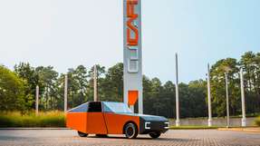 Das zweitürige Coupé „Deep Orange 17“ wiegt nur 550 kg. Sein aerodynamisches Design ist vom Kastenfisch inspiriert und verbindet Leichtbau mit einem retro-modernen Erscheinungsbild.