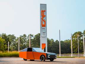 Das zweitürige Coupé „Deep Orange 17“ wiegt nur 550 kg. Sein aerodynamisches Design ist vom Kastenfisch inspiriert und verbindet Leichtbau mit einem retro-modernen Erscheinungsbild.