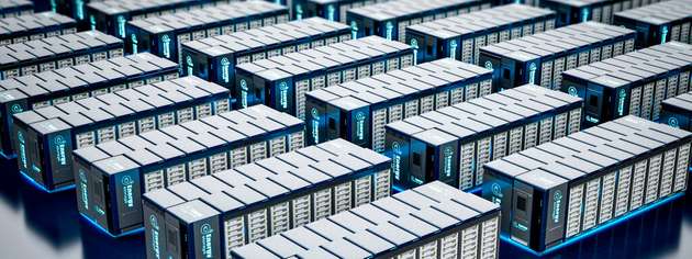 Über die Plattform LAYR bündelt Terralayr acht dezentrale Großspeicher in Deutschland zu einer virtuell steuerbaren Batterie.