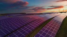 Bereits heute belasten steigende Kosten für Netzanschlüsse, zusätzliche Abgaben und Verluste bei negativen Strompreisen neue Solarparks. Weitere geplante Kosten könnten selbst wirtschaftliche Projekte unrentabel machen.