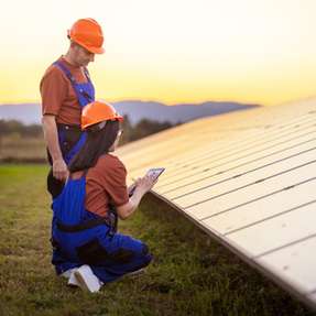 Sinkende Erträge, Ausfälle, fehlende Ersatzteile, defekte Wechselrichter sowie steigende Reparaturkosten können auf Modernisierungsbedarf im Solarpark hinweisen. Am Anfang steht eine Zustands- und Leistungsanalyse. 