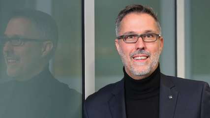 Steffen Wagner ist als Senior Vice President Digital Enterprise/CTO Process Automation bei Siemens tätig. Er begann seine Laufbahn bei Siemens als Softwareingenieur im Bereich Forschung und Entwicklung. Heute treibt er mit seinem Team die Entwicklung neuer Technologien und Produkte für das digitale Unternehmen voran, unter anderem im Digital Enterprise Lab. 