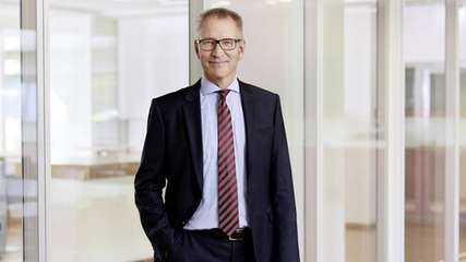 Ulrich Balbach ist seit 2012 CEO bei Leuze und bereits über 23 Jahre im Unternehmen. Mit Neugier und Entschlossenheit gestaltet er aktiv den Wandel in einer sich ständig wandelnden Industrie. Sein Antrieb ist der dauerhafte Erfolg der Leuze-Kunden. 
