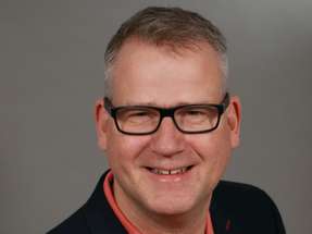 Stefan Bergstein ist Principal Chief Architect im Red Hat Field CTO Team mit einem Fokus auf innovative Open-Source-Softwarelösungen für die Fertigungs- und Automobilindustrie. Er ist ein Experte für IoT, Machine Learning und Cloud und verfügt über einen umfassenden Hintergrund in der Softwareentwicklung. Vor seiner Tätigkeit bei Red Hat arbeitete Stefan für ISVs als Softwarearchitekt mit Schwerpunkt auf IT- und Hybrid-Cloud-Management-Produkten. Darüber hinaus sammelte er praktische Erfahrungen in der Fertigung in der Luftfahrt- und Prozessindustrie.