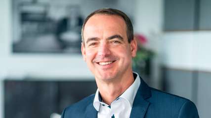 Christian Reuter startete 1992 seine Ausbildung bei Harmonic Drive, einem führenden Hersteller präziser Antriebssysteme. Er durchlief Stationen als Teamleiter, Gruppen- und Abteilungsleiter sowie Vice President Production. Seit November 2024 ist er COO der Harmonic Drive. Mit Wohnsitz in Limburg verbindet ihn eine enge regionale Bindung zu dem mittelständischen Unternehmen, das für Präzision, Zuverlässigkeit und Innovation in der Antriebstechnik steht. 