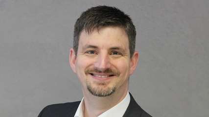 Ingo Kaiser studierte Ingenieurswissenschaften und promovierte am Heinz Nixdorf Institut der Universität Paderborn. Er arbeitete 16 Jahre lang in der Industrie (Miele, Weidmüller), wo er für die Entwicklung und erfolgreiche Markteinführung digitaler Geschäftsmodelle verantwortlich war. Seit 2023 arbeitet er als Technischer Leiter bei AGW Elektrotechnik bei Osnabrück, einem breit aufgestellten Errichter für Elektro-Installationen, Sicherheitstechnik und Gebäudeautomation mit eigenem Schaltanlagenbau und circa 170 Mitarbeitenden. Ingo Kaiser hat es sich zur Aufgabe gemacht, Industrie-geprägte Prozesse und Denkweisen ins traditionelle Handwerk zu bringen, um Fachkräftemangel durch Effizienz zu begegnen.