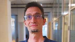 Dr. Thomas Kopfstedt ist seit 2021 Mitglied der Geschäftsführung von Knowtion und konzentriert sich in dieser Funktion darauf, neue Technologien in die Produkte der Kunden zu bringen. Seine Expertise hat er über mehrere Stationen in der Automobilzuliefererindustrie und der Wehrtechnik mit Focus auf Fahrassistenzfunktionen und hochautomatisierte Funktionen erworben. In seiner Freizeit ist Dr. Kopfstedt seit vielen Jahren im IEEE aktiv und bekleidet dort aktuell Funktion des Vice Chair für die Deutsche Section des IEEE.