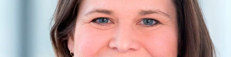 Laura Engelhardt ist Global Head of Strategy, Foundational Technologies bei Siemens. In ihrer Rolle gestaltet sie die technologische Ausrichtung und Zukunftssicherung des Unternehmens mit. Kernthemen neben KI sind die digitale Transformation sowie Technologien zur Steigerung von Nachhaltigkeit. Als Ingenieurin mit Produktionshintergrund war sie international tätig und verbindet Zukunftsforschung mit praktischer Umsetzung.