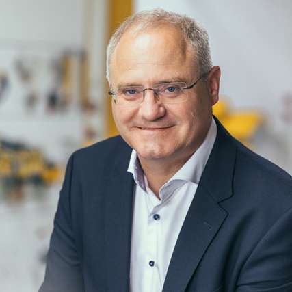 Andreas Baumüller ist geschäftsführender Gesellschafter der Baumüller Gruppe und leitet die Firmengruppe mit Hauptsitz in Nürnberg in dritter Generation. Er setzt sich für Digitalisierung und Fortschritt im eigenen Unternehmen ein und treibt diese Themen gemeinsam mit Vertretern weiterer Unternehmen auch in verschiedenen Gremien und Verbänden voran. Als Ingenieur der Elektrotechnik durchlief er vor seinem Einstieg in die Baumüller Gruppe berufliche Stationen im In- und Ausland.