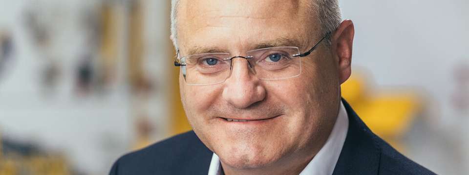 Andreas Baumüller ist geschäftsführender Gesellschafter der Baumüller Gruppe und leitet die Firmengruppe mit Hauptsitz in Nürnberg in dritter Generation. Er setzt sich für Digitalisierung und Fortschritt im eigenen Unternehmen ein und treibt diese Themen gemeinsam mit Vertretern weiterer Unternehmen auch in verschiedenen Gremien und Verbänden voran. Als Ingenieur der Elektrotechnik durchlief er vor seinem Einstieg in die Baumüller Gruppe berufliche Stationen im In- und Ausland.