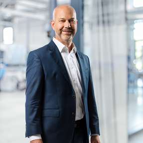 Johannes Linden ist seit über 20 Jahren als Allein- und Konzerngeschäftsführer bzw. Vorstand mittelständischer, international operierender Lösungsanbieter in der Automations- und Maschinenbaubranche tätig. Seit Januar 2023 verantwortet er bei PFISTERER als Sprecher des Vorstands die Ressorts Finance und Operations.