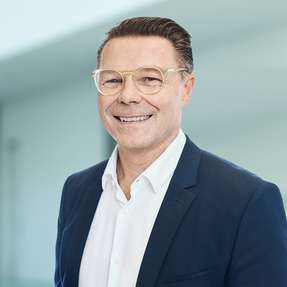 Seit 2022 ist Udo Bauer Teil des Enercon Management Boards und seit 2024 CEO. Zuvor war er über 25 Jahre bei der Schaeffler-Gruppe, u. a. als President/CEO der Region Asien-Pazifik und Mitglied der erweiterten Geschäftsleitung tätig. Vor Enercon verantwortete er als Mitglied der Konzernleitung bei Hoerbiger einen großen Unternehmensbereich.