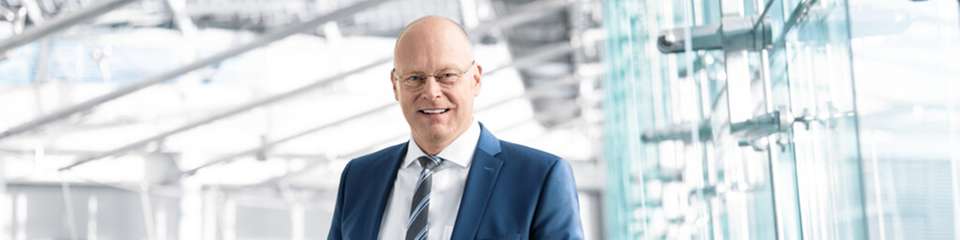 Thomas Böck ist Vorstandsvorsitzender der Festo SE & Co. KG, eines führenden Familienunternehmens für industrielle Automatisierungstechnik und technische Bildung. Der Diplom-Ingenieur (FH) studierte Elektrotechnik in Kempten. Seine Laufbahn begann bei AGCO/Fendt, anschließend war er bei Kässbohrer tätig. 2006 wechselte er zu CLAAS, wo er ab 2014 CTO und ab 2019 CEO war. Seit 2017 gehört er dem Advisory Board von Accenture Deutschland an; seit 2025 ist er Mitglied des Aufsichtsrats der Körber AG.