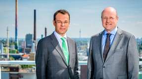 Dr. Joachim Kreysing und Jürgen Vormann, die Geschäftsführer bei Infraserv, freuen sich über die Auszeichnung.